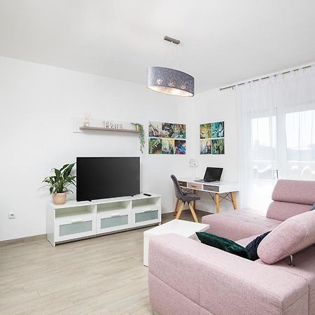 Stylish City Stay With Balcony & Free Parking Pula Exterior foto