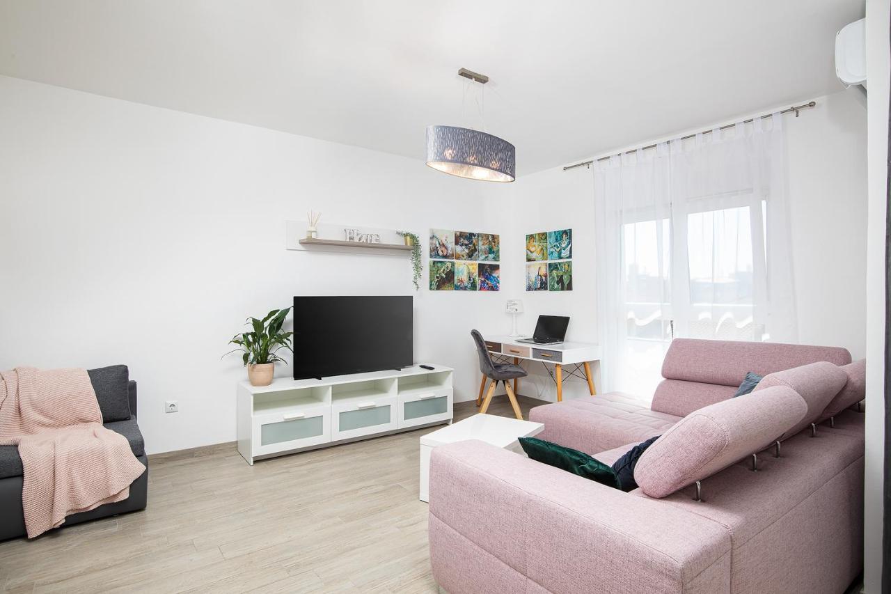 Stylish City Stay With Balcony & Free Parking Pula Exterior foto